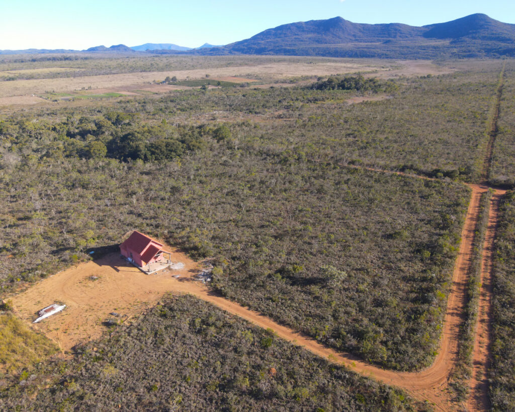 Vista panorâmica com casa sede e estrada de fazenda no Gerais em Piatã Chapada Diamantina