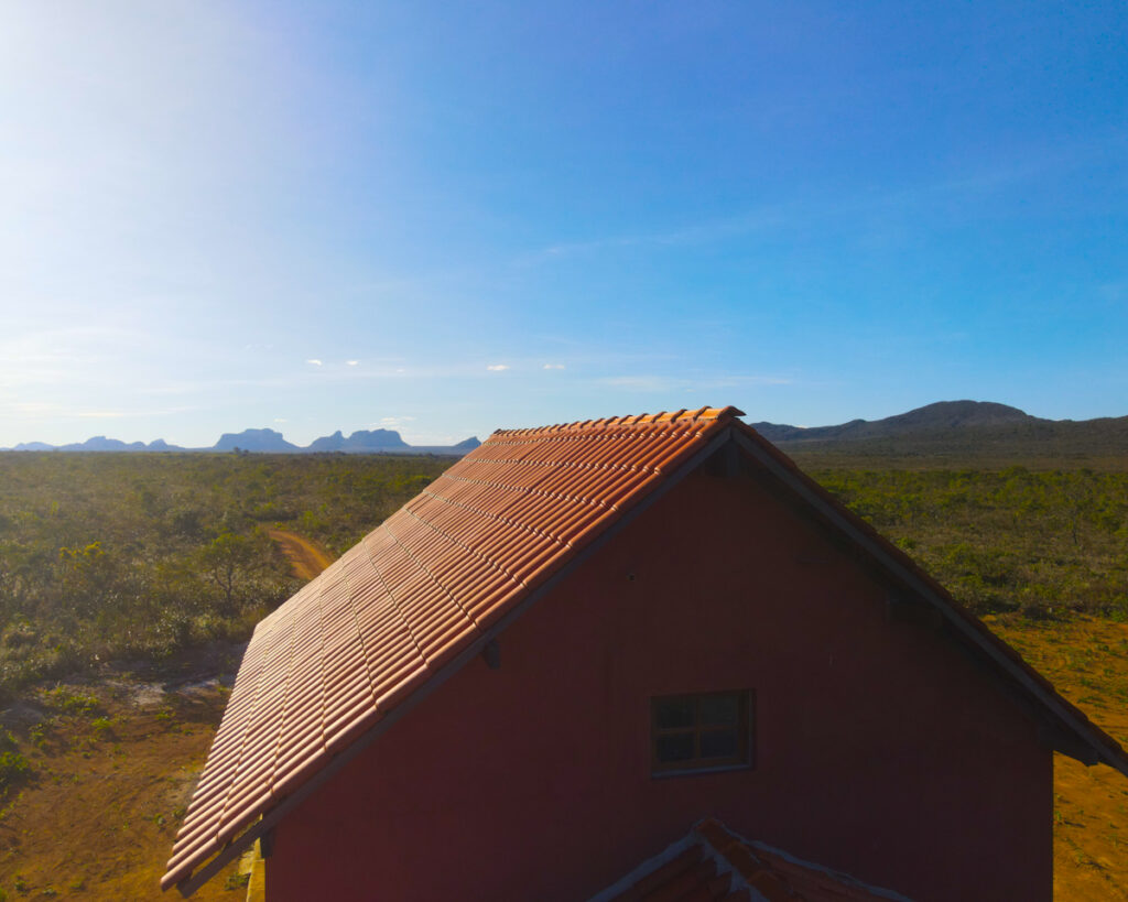 Vista panorâmica com casa sede e estrada de fazenda no Gerais em Piatã Chapada Diamantina