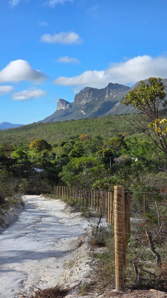 Cerca de terreno com cachoeira no quintal na Malhada em Piatã Chapada Diamantina Bahia
