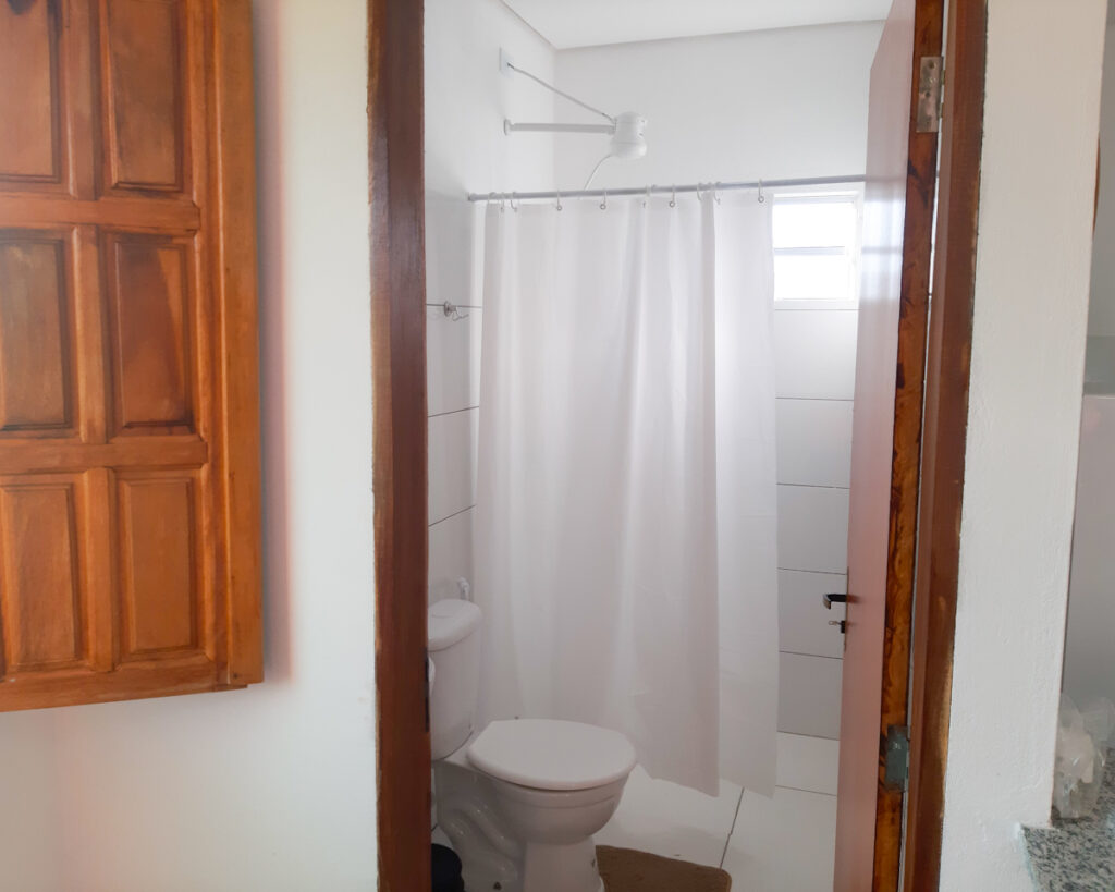 Banheiro de aconchegante chalé em Piatã