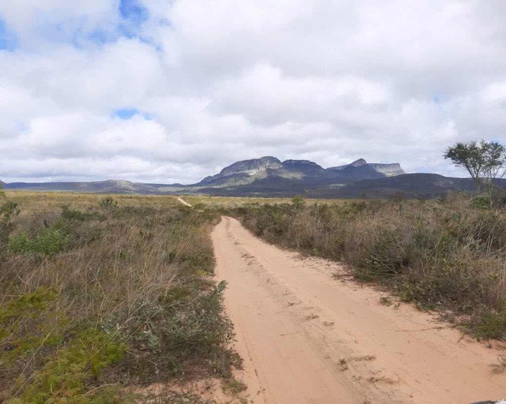 Vista panorâmica para a serra dos Três Morros e estradas de acesso à terreno plano, nas Porteiras em Piatã, Chapada Diamantina