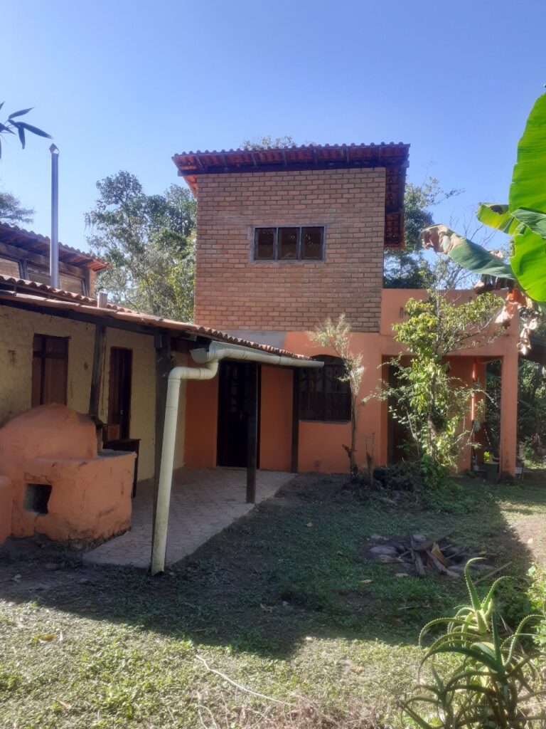 Quintal com fogão à lenha de casa sustentável bioconstrução no Vale do Capão na Chapada Diamantina