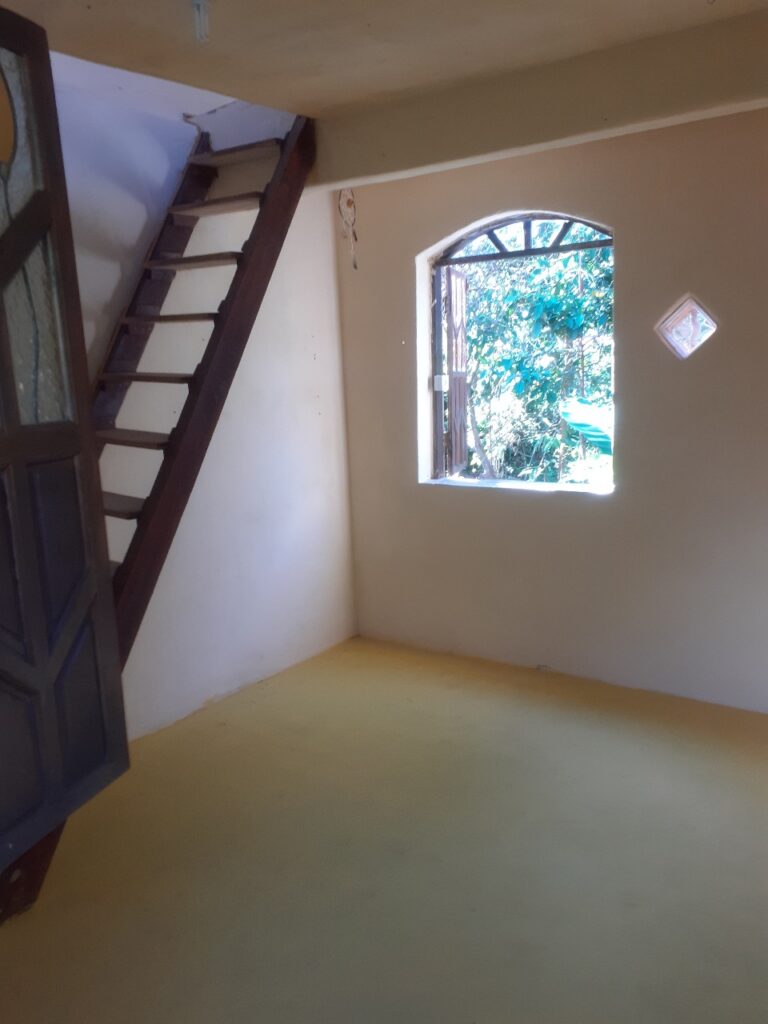 Interior de casa sustentável bioconstrução no Vale do Capão na Chapada Diamantina