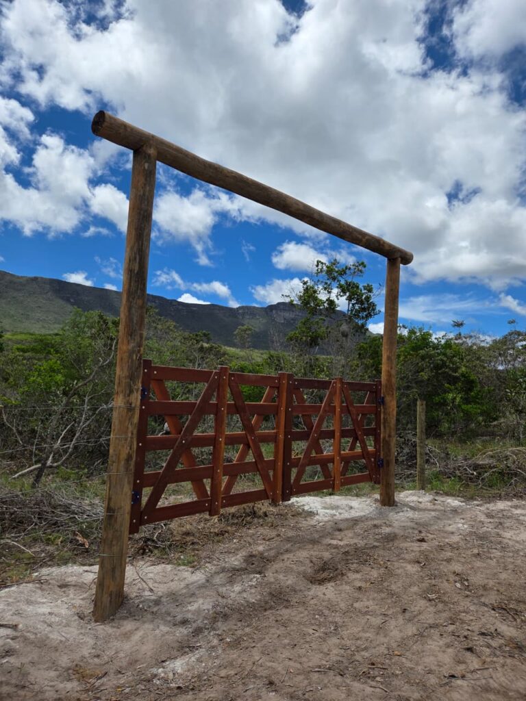 Porteira de terreno com cachoeira no quintal na Malhada em Piatã Chapada Diamantina Bahia