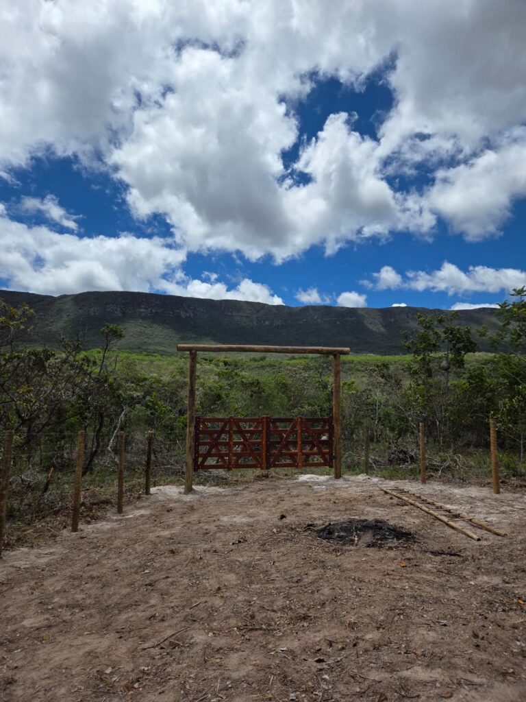 Porteira de terreno com cachoeira no quintal na Malhada em Piatã Chapada Diamantina Bahia