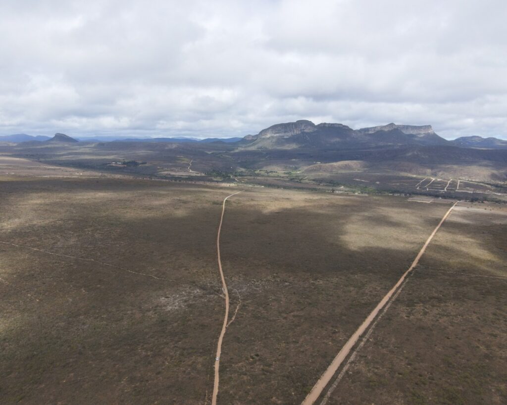 Vista panorâmica para a serra dos Três Morros e estradas de acesso à fazenda plana, nas Porteiras em Piatã, Chapada Diamantina
