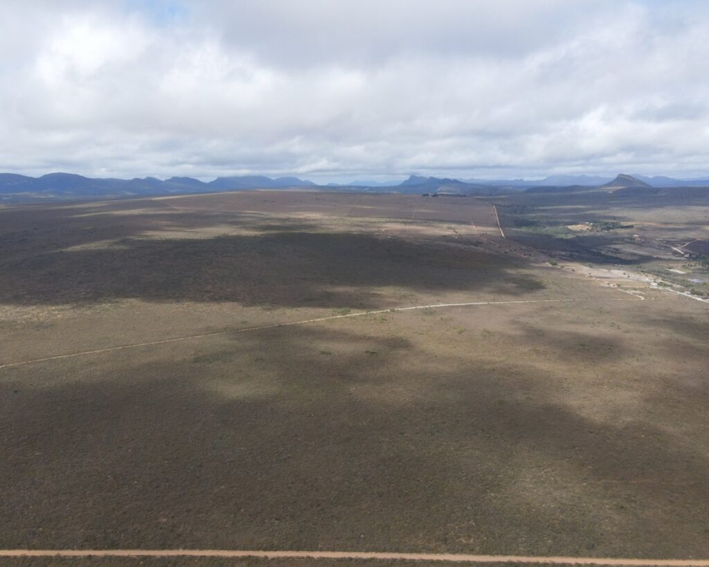 Vista panorâmica para a serra dos Três Morros e estradas de acesso à fazenda plano, nas Porteiras em Piatã, Chapada Diamantina