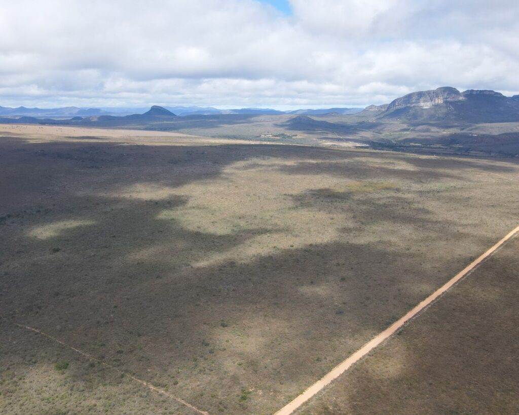 Vista panorâmica para a serra dos Três Morros e estradas de acesso à fazenda plana, nas Porteiras em Piatã, Chapada Diamantina