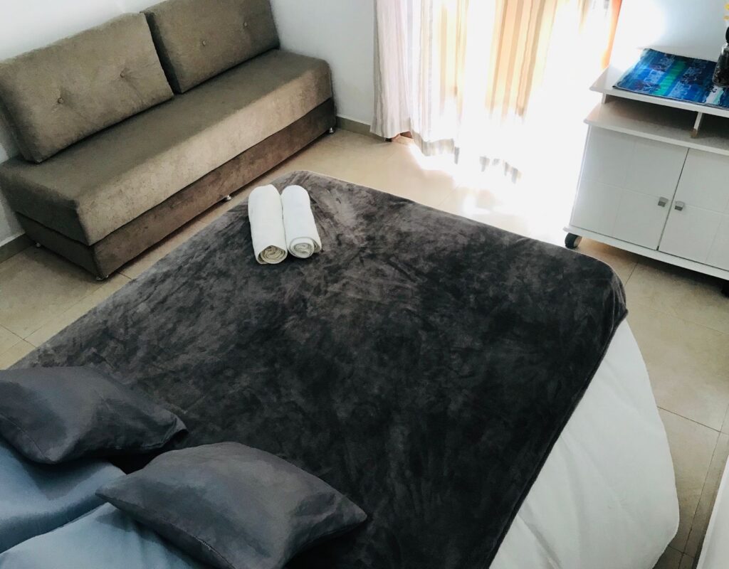 Quarto de casal mobiliado no Vivendas do Serrano em Lençóis BA