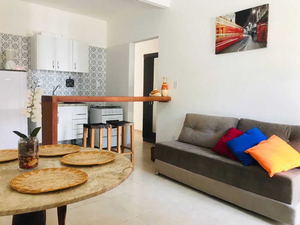 Sala e cozinha de apartamento mobiliado no Vivendas do Serrano em Lençóis BA