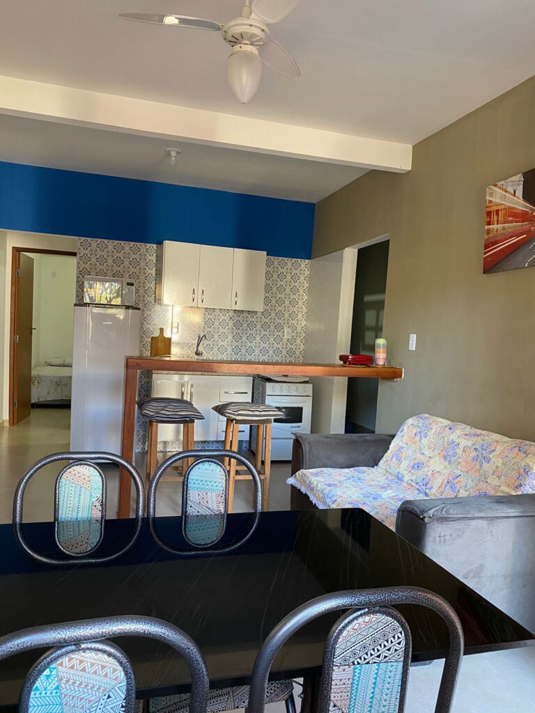 Sala e cozinha de apartamento mobiliado no Vivendas do Serrano em Lençóis BA