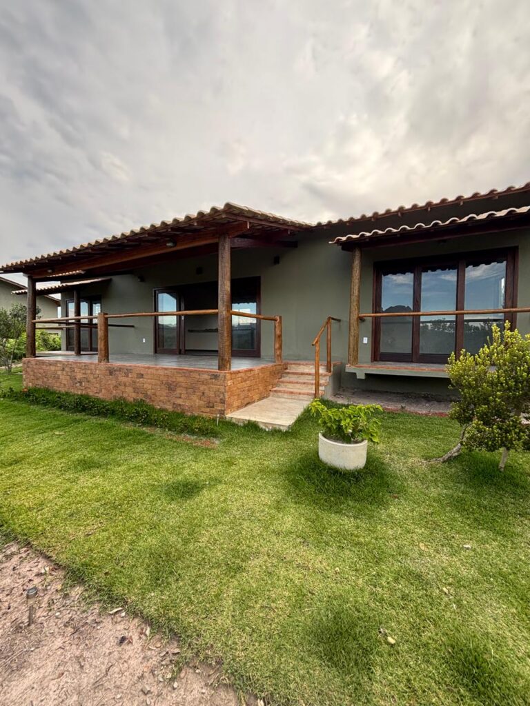 Fachada e varanda em casas alto padrão no Vale do Capão com vista panoramica