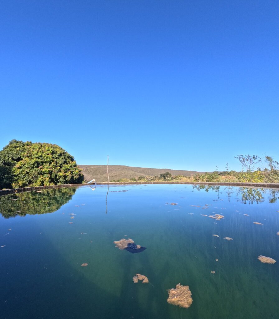 Caixa d'água abastecida por água de nascente em sítio em Piatã na Chapada Diamantina