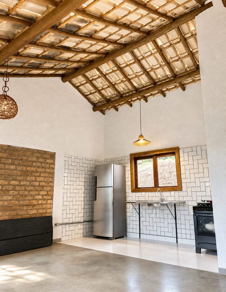 Cozinha mobiliada casa em meio à natureza no Bosque do Lapão em Lençois na Chapada Diamantina