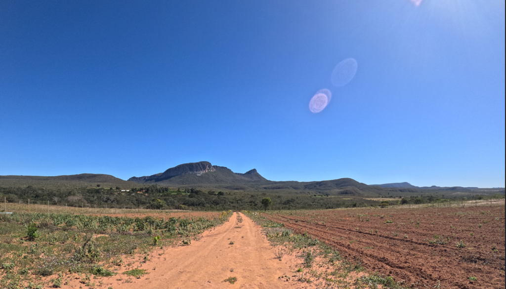 Estrada com vista para os Três Morros em chácara em Piatã na Chapada Diamantina