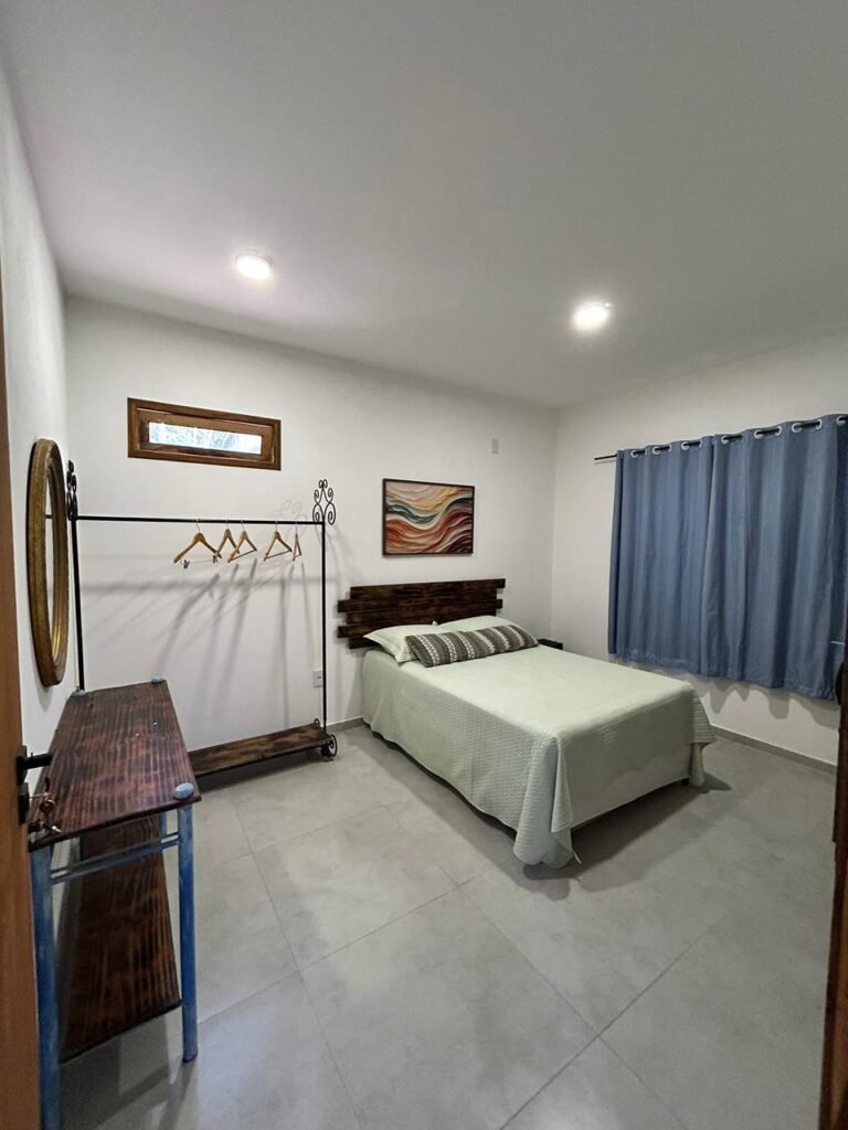 Quarto com cama de solteiro em casa em Lençóis na Chapada Diamantina