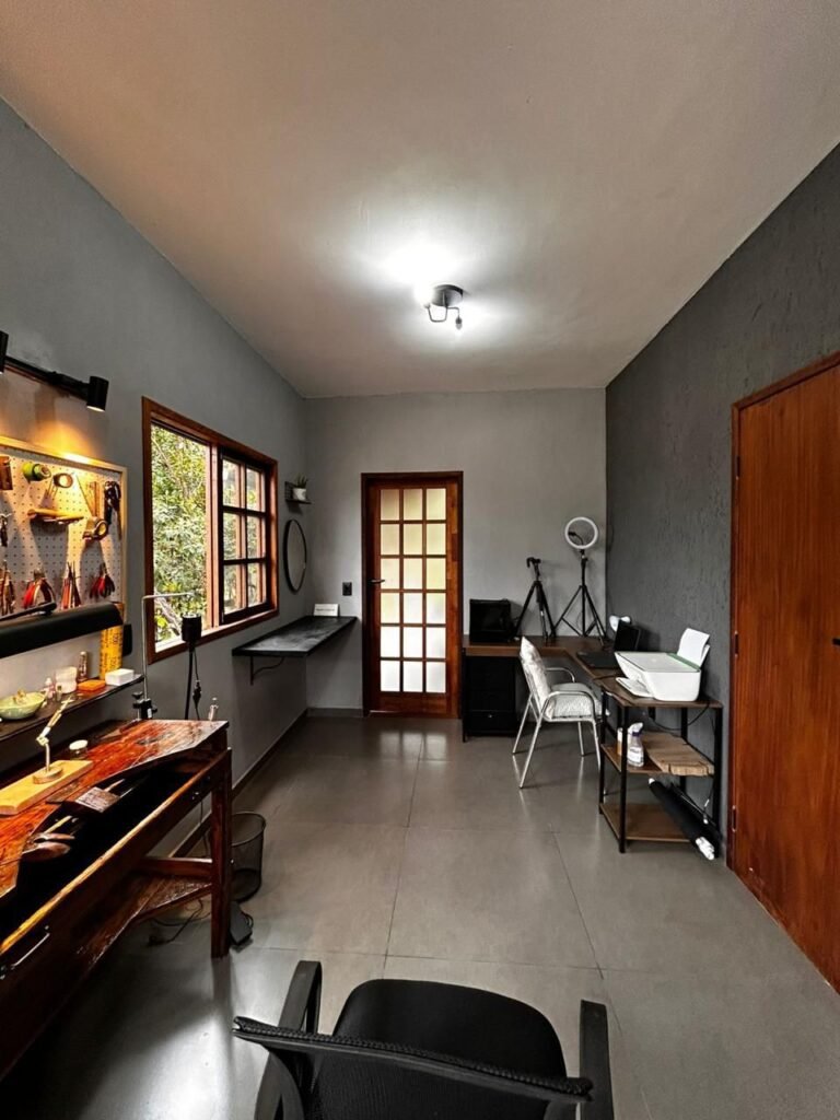 Escritório com móveis em casa em Lençóis na Chapada Diamantina