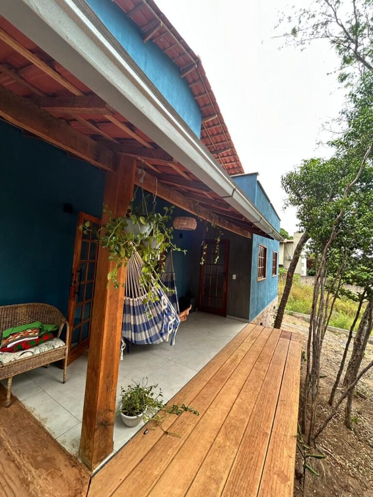 Varanda espaçosa com rede e sofá em casa em Lençóis na Chapada Diamantina