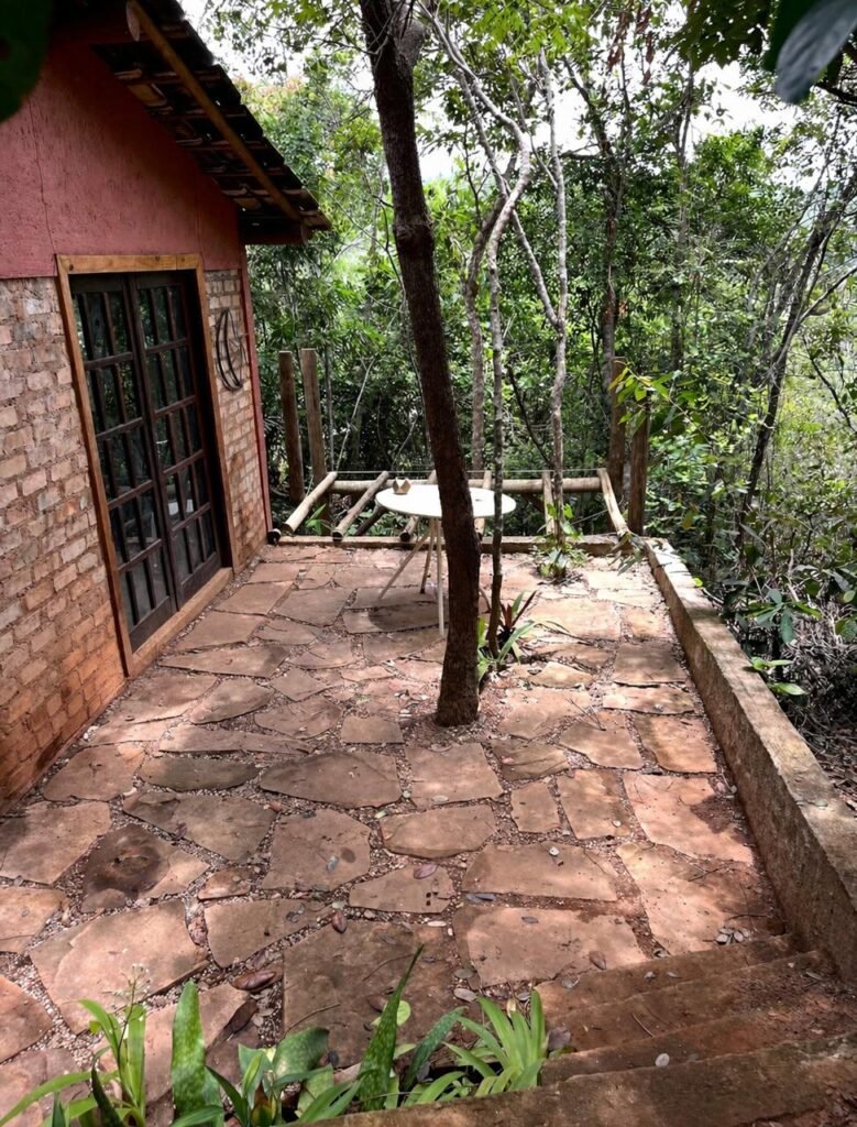 Varanda de casa em meio à natureza no Bosque do Lapão em Lençois na Chapada Diamantina