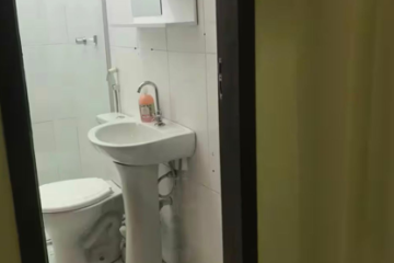 Banheiro com chuveiro e box de imóvel comercial e residencial localizado no centro histórico de Lençois Chapada Diamantina