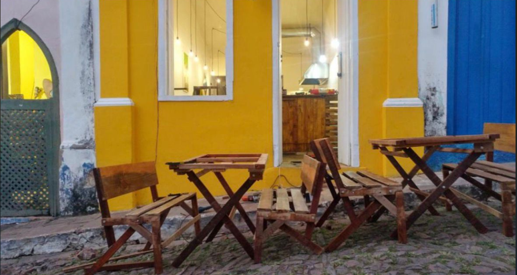 Mesas e cadeiras na fachada de imóvel comercial e residencial localizado no centro histórico de Lençois Chapada Diamantina