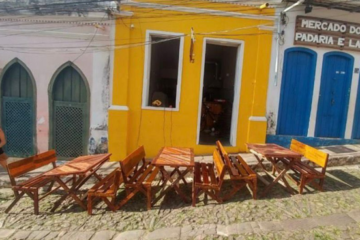 Mesas e cadeiras na fachada de imóvel comercial e residencial localizado no centro histórico de Lençois Chapada Diamantina