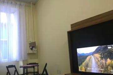 Móveis e televisão em sala de imóvel comercial e residencial localizado no centro histórico de Lençois Chapada Diamantina