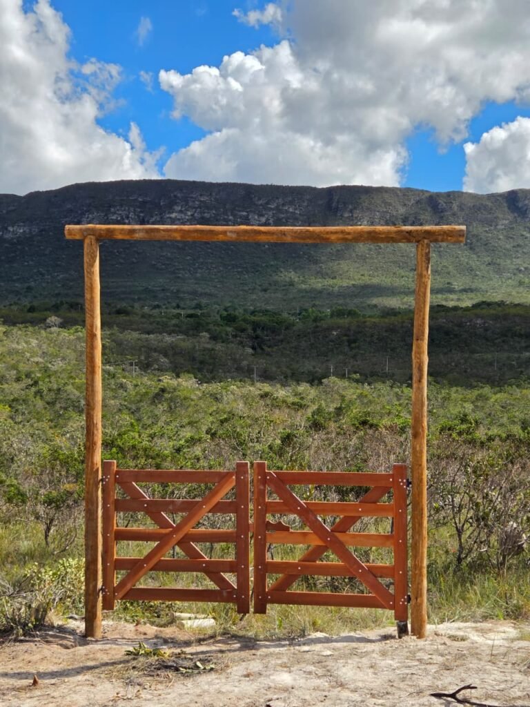 Vista para a serra da Tromba e cancela de terreno para venda na Malhada, em Piatã - Chapada Diamantina - Bahia