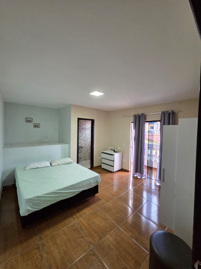 Quarto com cama e armário em casa para aluguel em Piatã na Chapada Diamantina
