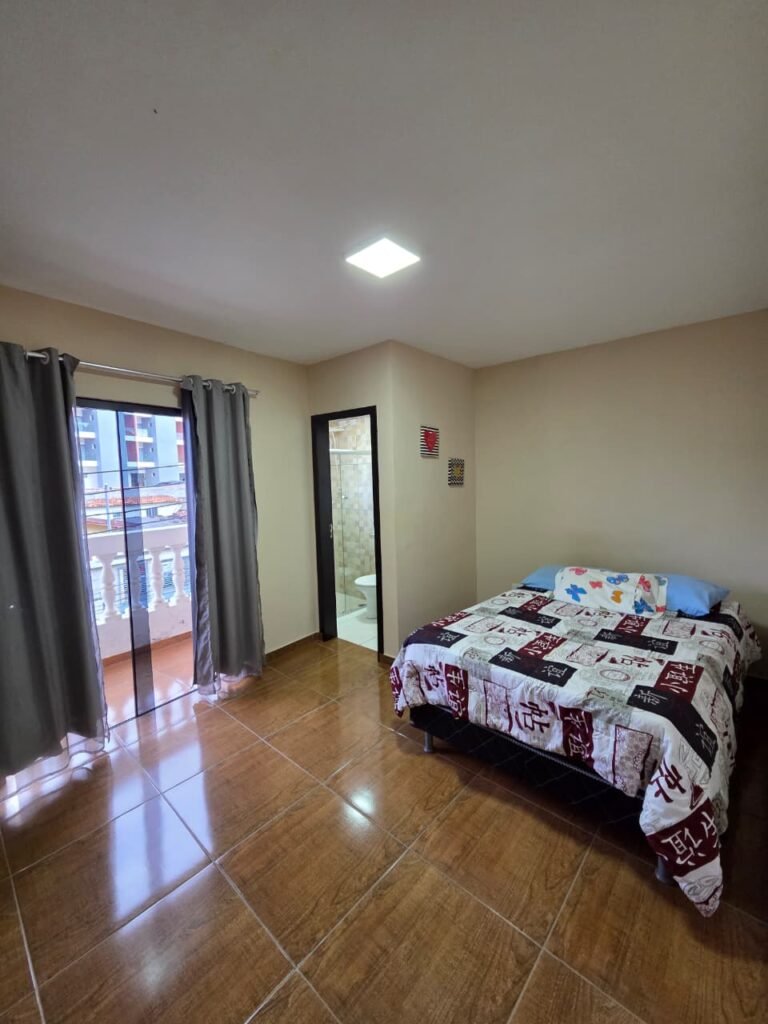 Quarto com cama de casal e armário em casa para aluguel em Piatã na Chapada Diamantina