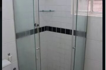 Banheiro com box de casa em centro histórico de Lençóis, na Chapada Diamantina, Bahia