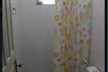 Banheiro mobiliado de casa em centro histórico de Lençóis, na Chapada Diamantina, Bahia