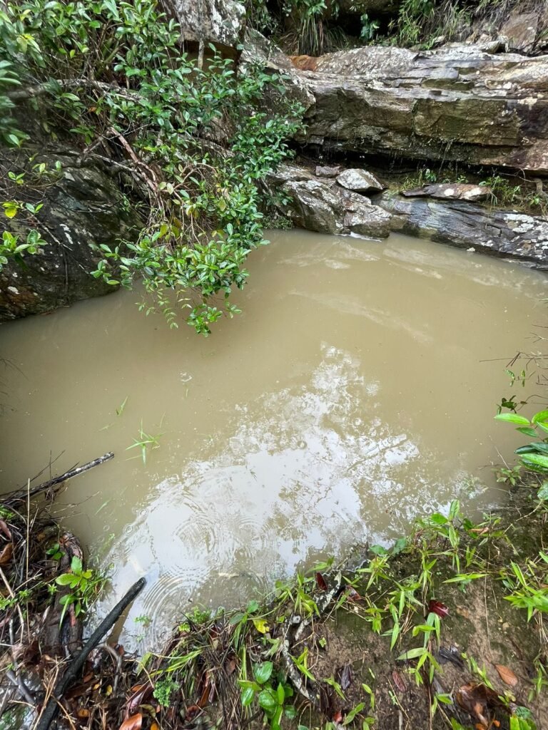 Barraginha, minadouro de água em terreno rural, localizado nas Porteiras, em Piatã, na Chapada Diamantina Bahia