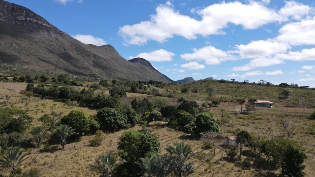 Casa sede e vista para a Serra da Tromba, de sítio em Piatã, na Chapada Diamantina