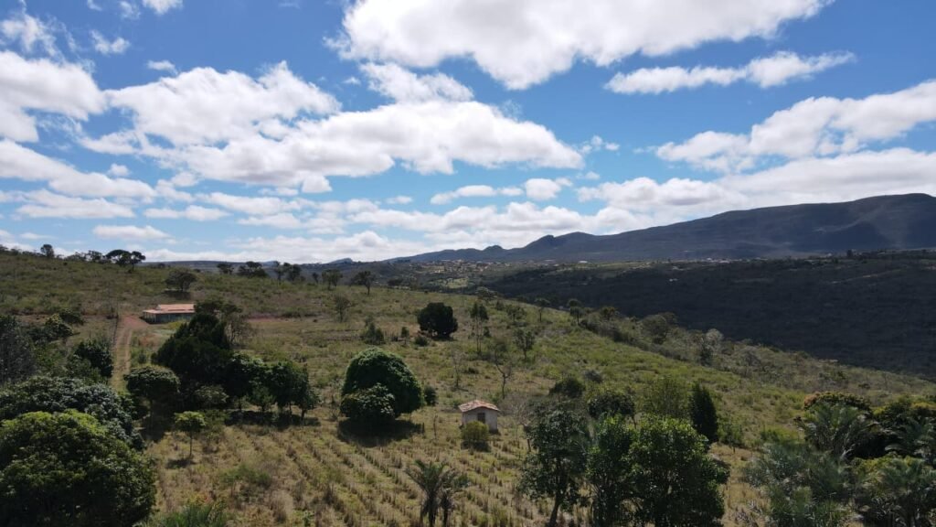 Casa sede e vista para a Serra da Tromba, de sítio em Piatã, na Chapada Diamantina
