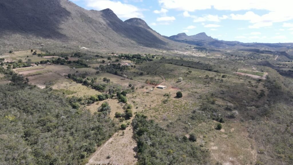 Vista para a Serra da Tromba, de sítio em Piatã, na Chapada Diamantina