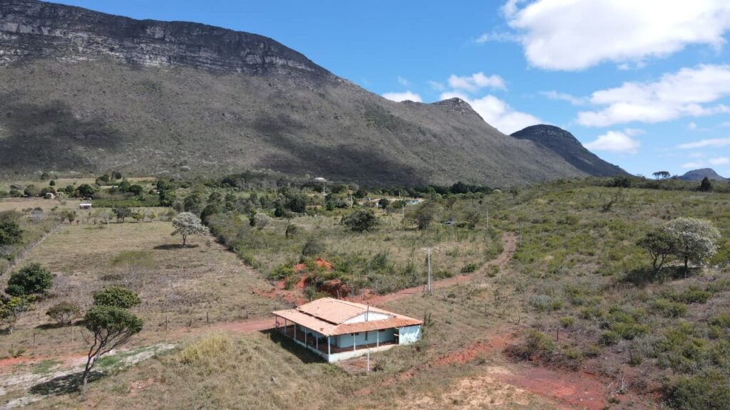 Casa sede e vista para a Serra da Tromba, de sítio em Piatã, na Chapada Diamantina