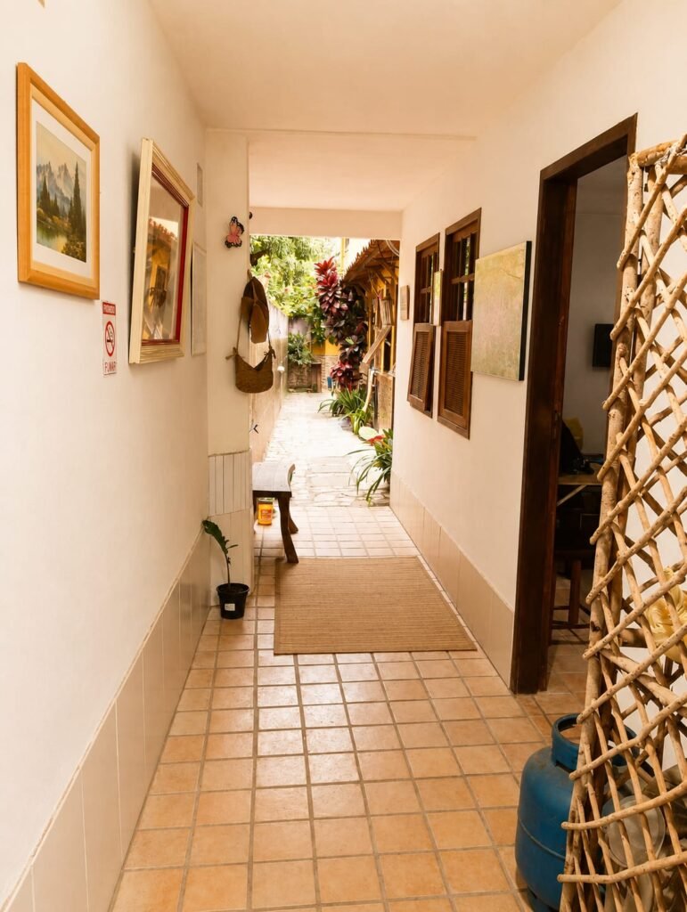 Corredor com quartos do Residencial do Beco, localizado em Lençóis, na Chapada Diamantina, Bahia