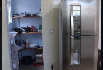 Cozinha mobiliada com dispensa de casa em centro histórico de Lençóis, na Chapada Diamantina, Bahia