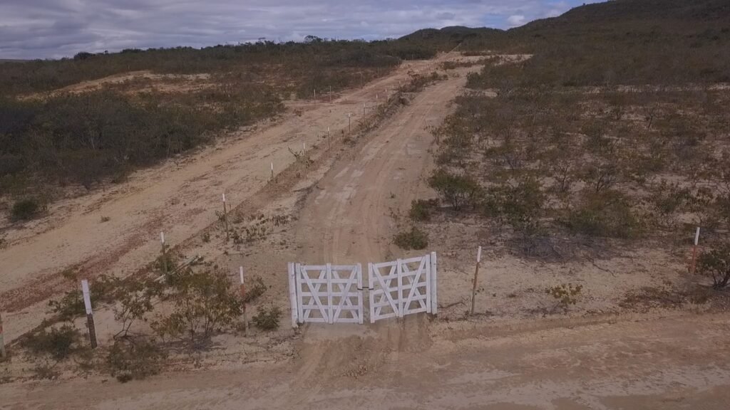 Entrada com porteira de terreno rural, localizado nas Porteiras, em Piatã, na Chapada Diamantina Bahia
