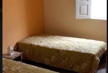 Quarto mobiliado com duas camas de solteiro de casa em centro histórico de Lençóis, na Chapada Diamantina, Bahia