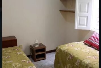 Quarto mobiliado com duas camas de solteiro de casa em centro histórico de Lençóis, na Chapada Diamantina, Bahia