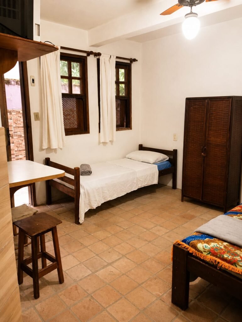 Quarto e cozinha mobiliados do Residencial do Beco, localizado em Lençóis, na Chapada Diamantina, Bahia