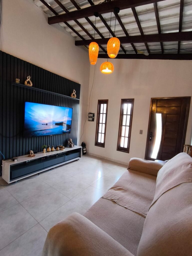 Sala mobiliada de casa com acabamento fino para locação temporária em Piatã, Chapada Diamantina, Bahia