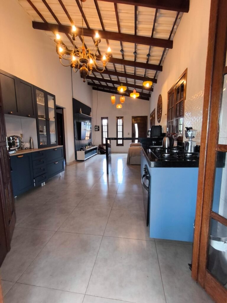 Sala e cozinha mobiliadas de casa com acabamento fino para locação temporária em Piatã, Chapada Diamantina, Bahia