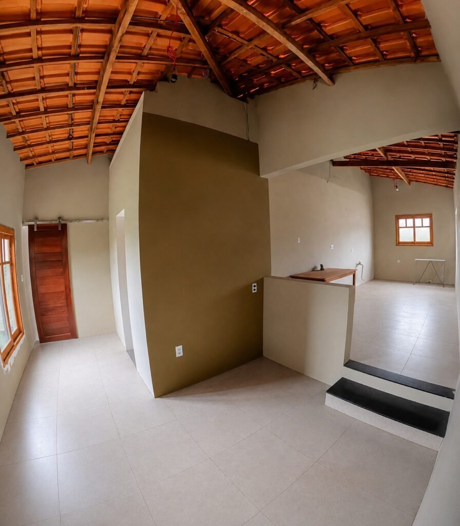 Sala e cozinha com portas e esquadrias de madeira, de sítio na Malhada de Areia, em Piatã, na Chapada Diamantina