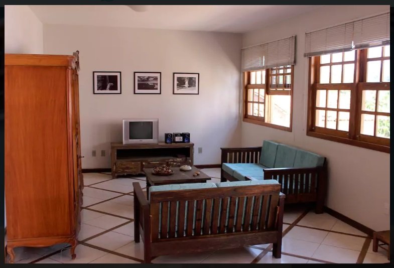 Sala mobiliada com móveis rusticos em madeira de demolição de casa em centro histórico de Lençóis, na Chapada Diamantina, Bahia