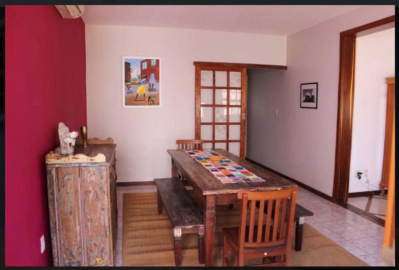 Sala mobiliada com móveis rusticos em madeira de demolição de casa em centro histórico de Lençóis, na Chapada Diamantina, Bahia