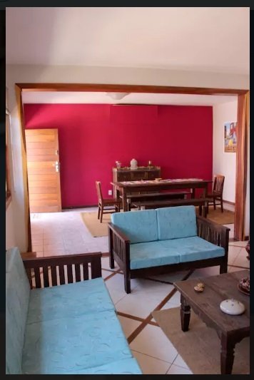 Sala mobiliada com móveis rusticos em madeira de demolição de casa em centro histórico de Lençóis, na Chapada Diamantina, Bahia