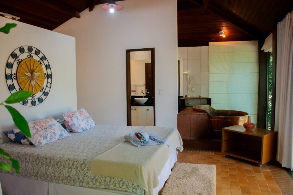 Suíte Master, finamente decorada com cama King, ofurô e varanda em casa de luxo, localizada em Lençóis, na Chapada Diamantina, Bahia